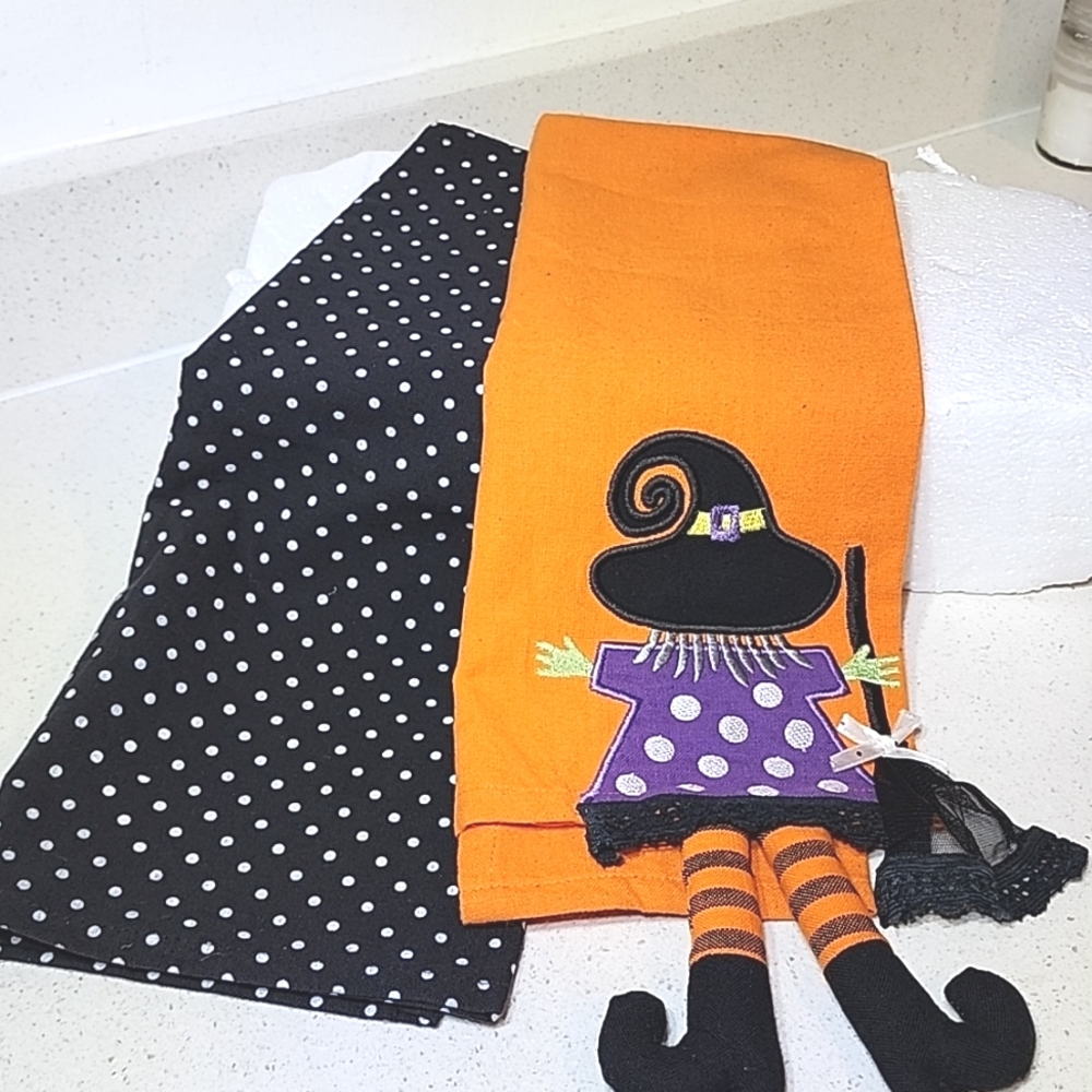 Kitchen Towel Set of 2. New no tags